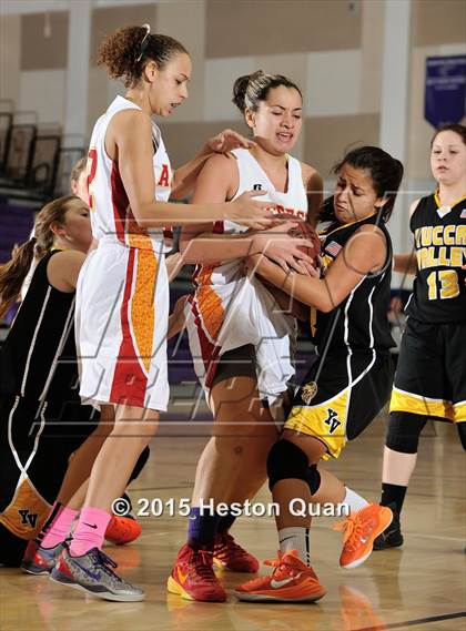 Thumbnail 3 in Yucca Valley vs. Palm Desert (MaxPreps Holiday Classic) photogallery.