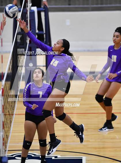 Thumbnail 3 in Brackenridge vs St. Anthony (SAISD Invitational) photogallery.