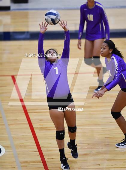 Thumbnail 2 in Brackenridge vs St. Anthony (SAISD Invitational) photogallery.