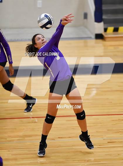 Thumbnail 2 in Brackenridge vs St. Anthony (SAISD Invitational) photogallery.