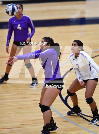 Thumbnail 1 in Brackenridge vs St. Anthony (SAISD Invitational) photogallery.