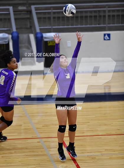 Thumbnail 2 in Brackenridge vs St. Anthony (SAISD Invitational) photogallery.