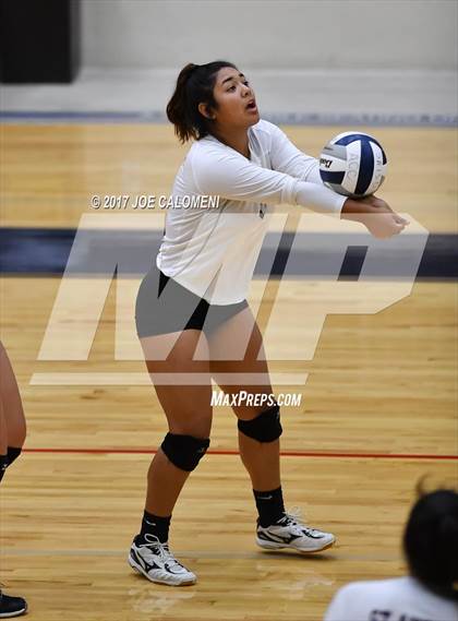 Thumbnail 3 in Brackenridge vs St. Anthony (SAISD Invitational) photogallery.