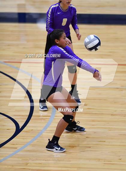 Thumbnail 3 in Brackenridge vs St. Anthony (SAISD Invitational) photogallery.