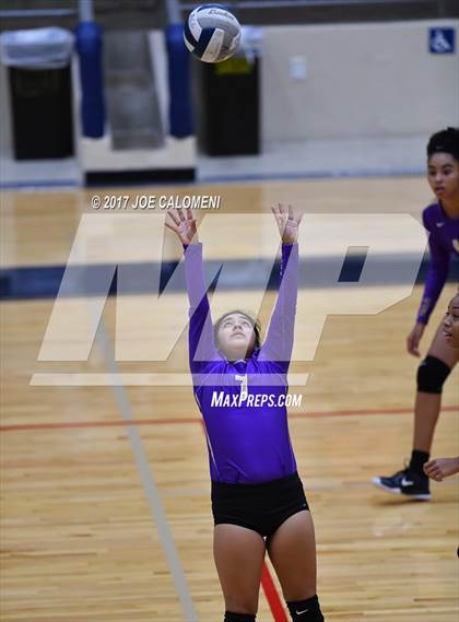 Thumbnail 3 in Brackenridge vs St. Anthony (SAISD Invitational) photogallery.