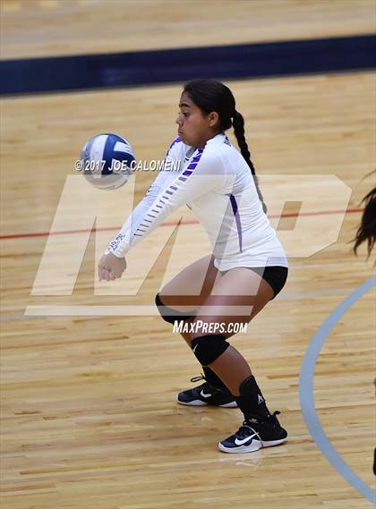Thumbnail 3 in Brackenridge vs St. Anthony (SAISD Invitational) photogallery.