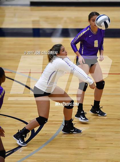 Thumbnail 2 in Brackenridge vs St. Anthony (SAISD Invitational) photogallery.