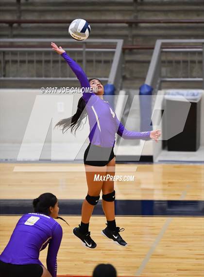 Thumbnail 3 in Brackenridge vs St. Anthony (SAISD Invitational) photogallery.