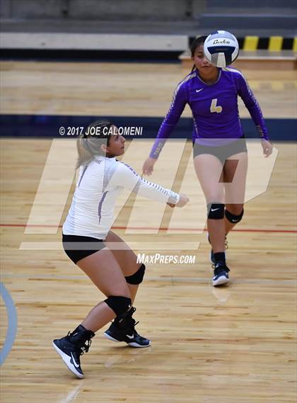 Thumbnail 2 in Brackenridge vs St. Anthony (SAISD Invitational) photogallery.
