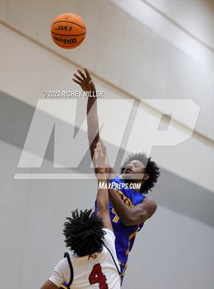 Thumbnail 2 in eStem vs. Owasso (Hoopin on the Hill) photogallery.
