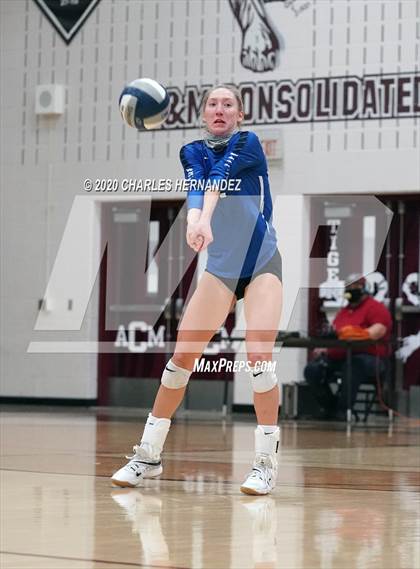 Thumbnail 2 in Bellville vs. Robinson (UIL 4A Regional Semifinals) photogallery.