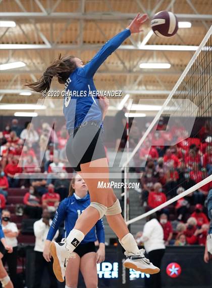 Thumbnail 3 in Bellville vs. Robinson (UIL 4A Regional Semifinals) photogallery.