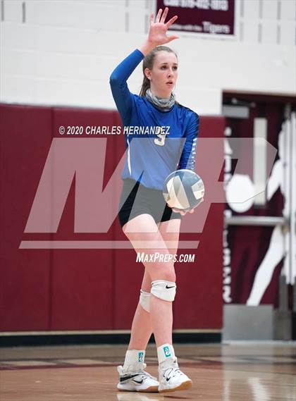 Thumbnail 3 in Bellville vs. Robinson (UIL 4A Regional Semifinals) photogallery.