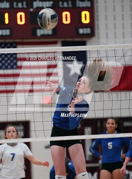 Thumbnail 3 in Bellville vs. Robinson (UIL 4A Regional Semifinals) photogallery.