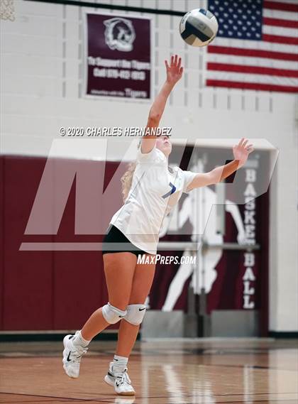 Thumbnail 2 in Bellville vs. Robinson (UIL 4A Regional Semifinals) photogallery.