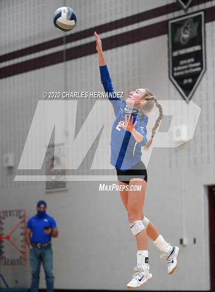 Thumbnail 3 in Bellville vs. Robinson (UIL 4A Regional Semifinals) photogallery.