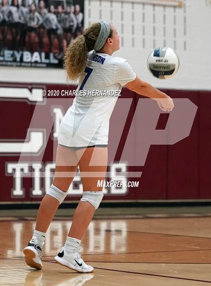 Thumbnail 2 in Bellville vs. Robinson (UIL 4A Regional Semifinals) photogallery.