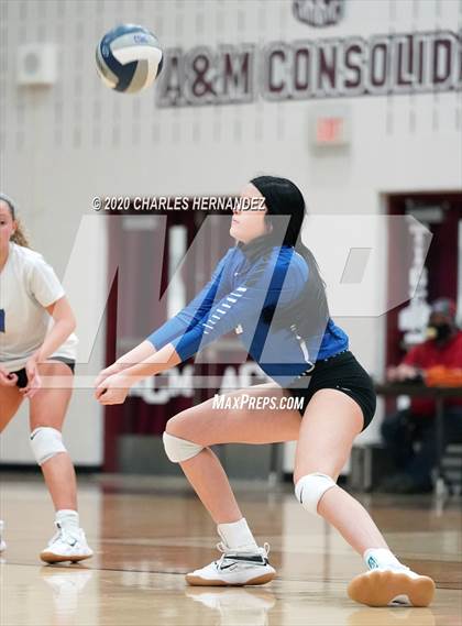 Thumbnail 2 in Bellville vs. Robinson (UIL 4A Regional Semifinals) photogallery.