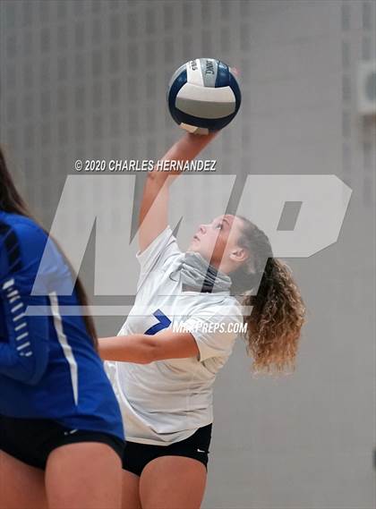 Thumbnail 3 in Bellville vs. Robinson (UIL 4A Regional Semifinals) photogallery.