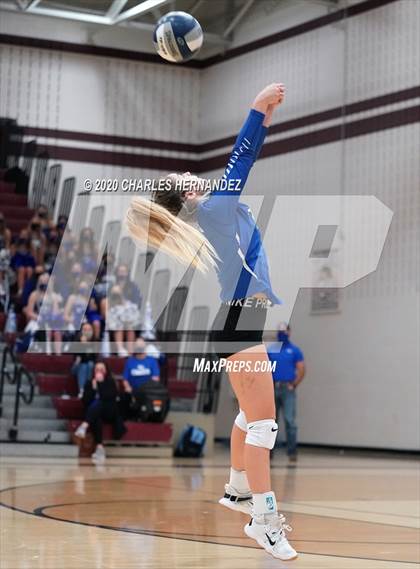 Thumbnail 2 in Bellville vs. Robinson (UIL 4A Regional Semifinals) photogallery.