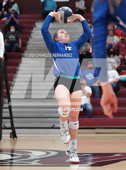Thumbnail 2 in Bellville vs. Robinson (UIL 4A Regional Semifinals) photogallery.
