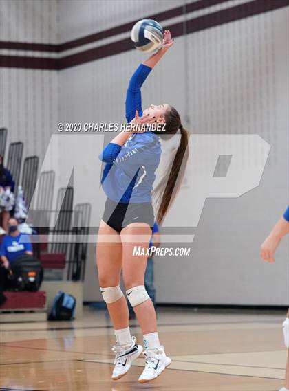 Thumbnail 3 in Bellville vs. Robinson (UIL 4A Regional Semifinals) photogallery.
