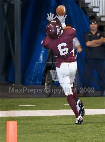 Thumbnail 3 in Fox Tech vs. Floresville (Texas Football Classic) photogallery.