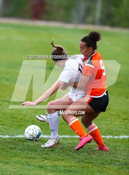 Thumbnail 3 in Niwot vs. Erie (CHSAA 4A First Round) photogallery.