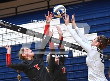 Thumbnail 3 in Marin Catholic vs. Madison (Durango Fall Classic) photogallery.