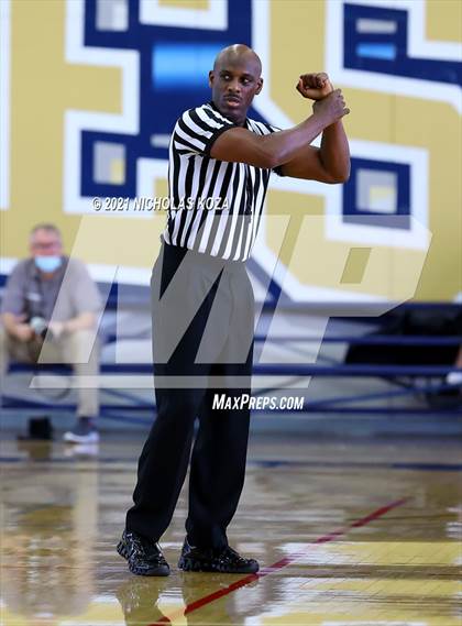 Thumbnail 3 in Mater Dei vs. St. John Bosco photogallery.