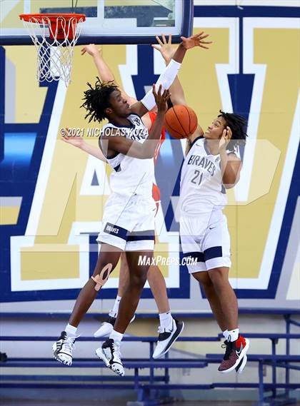 Thumbnail 3 in Mater Dei vs. St. John Bosco photogallery.