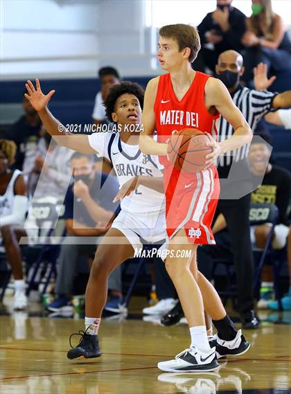 Thumbnail 2 in Mater Dei vs. St. John Bosco photogallery.