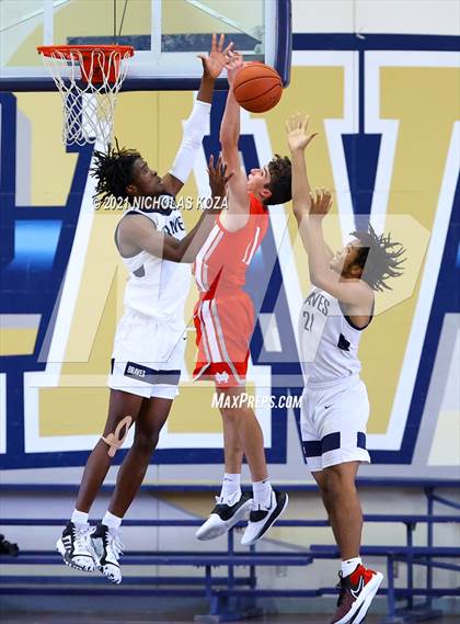 Thumbnail 2 in Mater Dei vs. St. John Bosco photogallery.