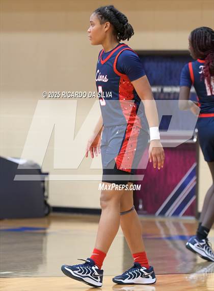 Thumbnail 3 in Alief Taylor vs. Fort Bend Hightower (UIL 6A D2 Basketball Regional Final) photogallery.