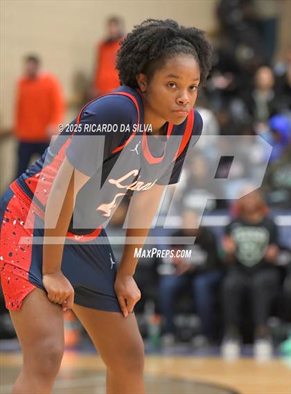 Thumbnail 1 in Alief Taylor vs. Fort Bend Hightower (UIL 6A D2 Basketball Regional Final) photogallery.