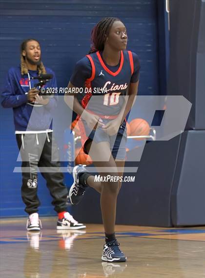 Thumbnail 1 in Alief Taylor vs. Fort Bend Hightower (UIL 6A D2 Basketball Regional Final) photogallery.