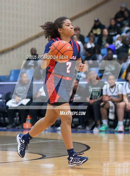 Thumbnail 3 in Alief Taylor vs. Fort Bend Hightower (UIL 6A D2 Basketball Regional Final) photogallery.