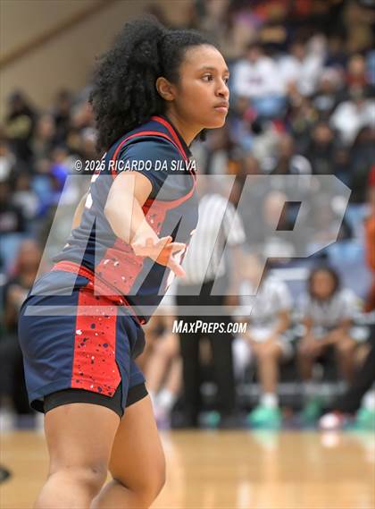 Thumbnail 2 in Alief Taylor vs. Fort Bend Hightower (UIL 6A D2 Basketball Regional Final) photogallery.