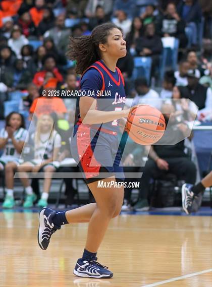 Thumbnail 2 in Alief Taylor vs. Fort Bend Hightower (UIL 6A D2 Basketball Regional Final) photogallery.