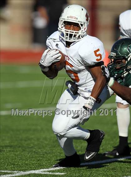 Thumbnail 1 in Hutto vs. Poteet (4A Region 2 Bi-District Playoffs) photogallery.