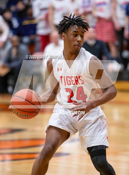 Thumbnail 2 in Quincy @ Edwardsville (IHSA 4A Regional Semifinal) photogallery.