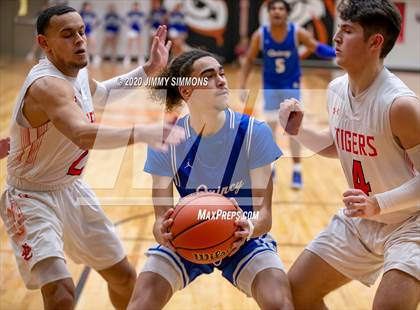 Thumbnail 2 in Quincy @ Edwardsville (IHSA 4A Regional Semifinal) photogallery.