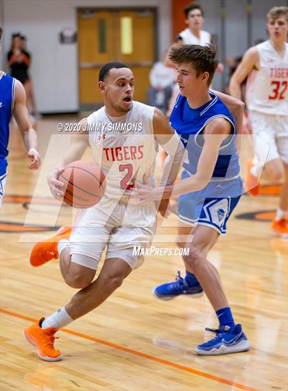 Thumbnail 1 in Quincy @ Edwardsville (IHSA 4A Regional Semifinal) photogallery.