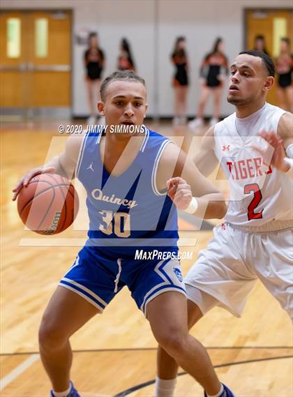 Thumbnail 1 in Quincy @ Edwardsville (IHSA 4A Regional Semifinal) photogallery.