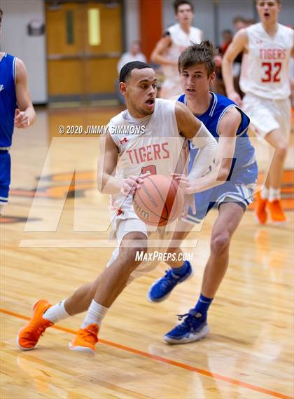 Thumbnail 2 in Quincy @ Edwardsville (IHSA 4A Regional Semifinal) photogallery.