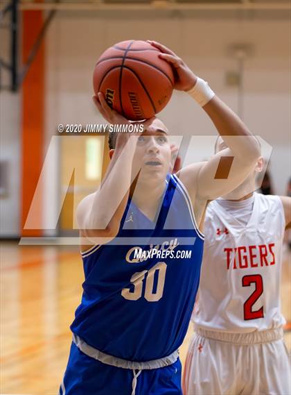 Thumbnail 2 in Quincy @ Edwardsville (IHSA 4A Regional Semifinal) photogallery.