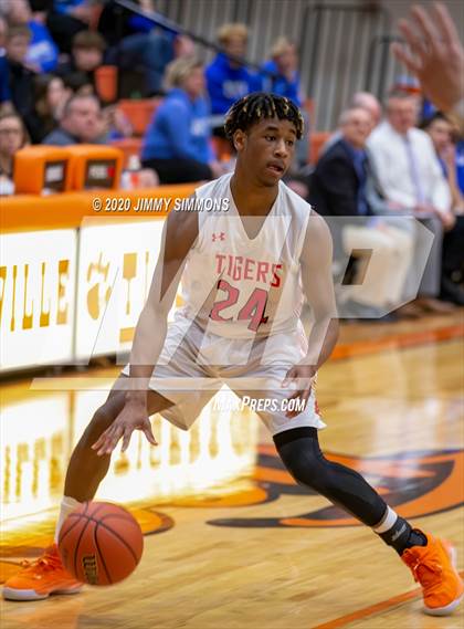 Thumbnail 2 in Quincy @ Edwardsville (IHSA 4A Regional Semifinal) photogallery.