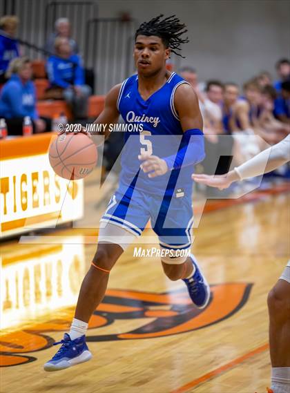 Thumbnail 3 in Quincy @ Edwardsville (IHSA 4A Regional Semifinal) photogallery.