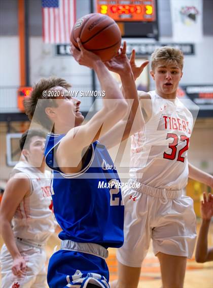 Thumbnail 2 in Quincy @ Edwardsville (IHSA 4A Regional Semifinal) photogallery.