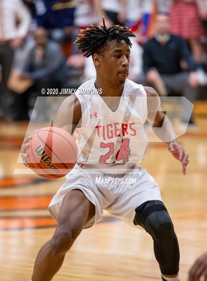 Thumbnail 3 in Quincy @ Edwardsville (IHSA 4A Regional Semifinal) photogallery.
